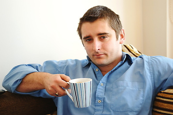 포토 JPG 해외이미지 라이프스타일 응시 행복 커피 음료 셔츠 휴식 주택 피곤 한명 앉기 파란색 소파 마시기 흰색 최고 해외202004 해외포토 1 시선 감정 컬러 컨셉 상의 의자 모션 사람 건물 생활 파일형식 이미지허브