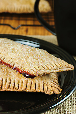 포토 JPG 해외이미지 음식 디저트 요리 사람없음 시골 대접 신선 달콤 아침식사 굽기 가득함 산딸기 타르트 페스츄리 핸드메이드 해외202004 해외포토 빵 과일 식사 맛 구이 파이_빵 파일형식 이미지허브