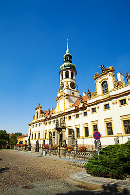포토 JPG 해외이미지 구름 외관 유럽 기독교 종교 문화 시계 여행 백그라운드 건축양식 창문 하늘 천사 사람없음 야외 건물 여름 파란색 도시풍경 햇빛 태양 교회 탑 침묵 일몰 천주교 종 도시 중세 역사 장면 체코 프라하 타운 스카이라인 천연기념물 공화국 구역 바로크 옛날 회랑 스타일 해외202004 해외포토 자연요소 건축물 계절 건축 나라 컬러 종교건축 풍경 노을 소리 복도 파일형식 이미지허브