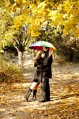 포토 JPG 해외이미지 나무 커플 공원 여자 남자 여행 백그라운드 잎 2 우산 자연 휴가 키스 사람 풍경 야외 두명 목재 빛 노란색 평화 침묵 산책 가을 도시 정상 싱글 장면 타운 옛날 우크라이나 스타일 해외202004 해외포토 식물 계절 공공시설 유럽 컬러 컨셉 재료 관계 휴식 소리 애정표현 생태계 파일형식 이미지허브