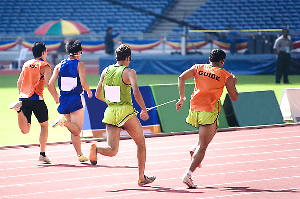 포토 JPG 해외이미지 남자 스포츠 올림픽 밭 가이드 모션 운동선수 이벤트 사람없음 야외 달리기 경쟁 경기장 도전 게임 도움 결심 장애인 대회 장애 달리기선수 선로 승자 시각장애인 챔피언 해외202004 해외포토 직업 컨셉 농업 스포츠시설 놀이 사람 육상선수 파일형식 이미지허브