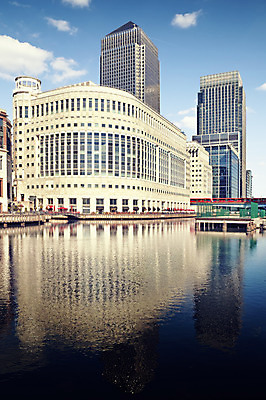 포토 JPG 해외이미지 비즈니스 건축양식 영국 잉글랜드 사람없음 세로 물 금융 관광지 도시풍경 반사 고층빌딩 기차 도시 도심 런던 스카이라인 랜드마크 해외202004 해외포토 자연요소 건축 유럽 육상교통 여행 대중교통 풍경 빌딩 경제 파일형식 이미지허브