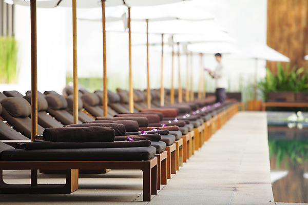 포토 JPG 해외이미지 외관 여행 의자 하늘 호텔 휴가 휴식 사람없음 야외 장식 물 파란색 수영 침묵 고급 휴양지 장면 파라다이스 해외202004 해외포토 자연요소 컬러 가구 컨셉 숙소 소리 장소 수상스포츠 파일형식 이미지허브