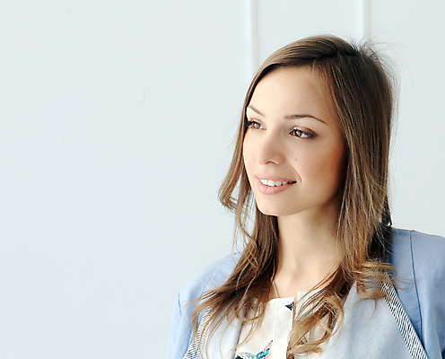 포토 JPG 해외이미지 백인 라이프스타일 헤어스타일 응시 여자 행복 얼굴 벽 백그라운드 아파트 주택 건강 한명 사람 빛 갈색 머리 기쁨 흰색 플랫 치아 매끈함 피부 입술 열정 내추럴 돌봄 완벽 해외202004 해외포토 서양인 1 시선 감정 컬러 컨셉 모션 건물 생활 신체부위 소화기관 감각 파일형식 이미지허브