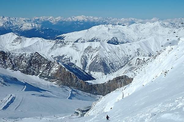 포토 JPG 해외이미지 계절 스포츠 겨울 의자 자연 하늘 휴가 스키 산 사람 풍경 경사 사람없음 야외 계곡 맑음 얼음 흰색 시골 오스트리아 정상 휴양지 빙하 서리 알프스 리프트 장면 스키선수 절정 해외202004 해외포토 자연요소 유럽 컬러 가구 날씨 겨울스포츠 운동선수 장소 생태계 파일형식 이미지허브