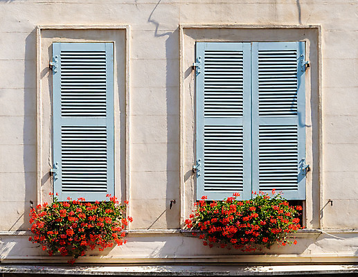 포토 JPG 해외이미지 외관 꽃 벽 건축양식 창문 주택 사람없음 건물 목재 장식 빨간색 파란색 컬러풀 햇빛 프랑스 그리기 개화 보호 원예 셔터 프랑스어 사생활 시각장애인 옛날 해외202004 해외포토 나무 식물 문자 건축물 건축 유럽 컬러 컨셉 재료 모션 취미 태양 장애인 파일형식 이미지허브