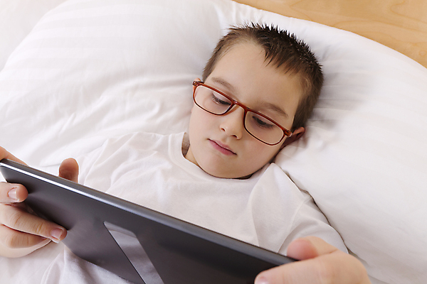 포토 JPG 해외이미지 백인 남자 안경 어린이 베개 휴식 실내 한명 들기 사람 상반신 앞모습 침대 잡기 소년한명만 해외202004 해외포토 서양인 1 잡화 뷰포인트 가구 컨셉 침구 모션 내부 남자한명만 소년만 파일형식 이미지허브