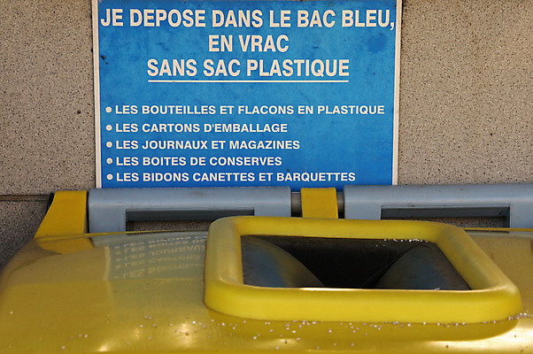 포토 JPG 해외이미지 가방 포장 설명 사람없음 상자 환경 쓰레기통 캔 선택 플라스틱 플라스크 통조림 재활용품 낭비 판지 분류 해외202004 해외포토 잡화 컨셉 모션 재질 실험기구 재활용 파일형식 이미지허브