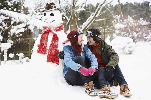 포토 JPG 해외이미지 백인 커플 계절 여자 행복 음료 겨울 눈사람 날씨 고글 함께함 따뜻함 미소 웃음 사람 앉기 풍경 소년 야외 두명 10대 가로 금발 정원 냉동 목도리 추위 플라스크 즐거움 장면 나눔 따뜻한음료 눈내림 해외202004 해외포토 서양인 헤어스타일 잡화 남자 감정 어린이 컨셉 관계 모션 청소년 눈_날씨 표정 실험기구 파일형식 이미지허브