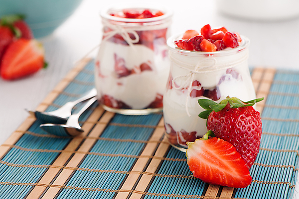 포토 JPG 해외이미지 딸기 단면 유리병 디저트 실내 사람없음 숟가락 흰배경 요거트 나무발 해외202004 해외포토 음식 백그라운드 과일 병_용기 유제품 수저 내부 흰색 파일형식 이미지허브