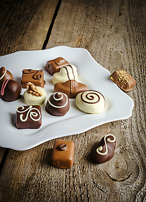 포토 JPG 해외이미지 접시 음식 백그라운드 공 탁자 디저트 발렌타인데이 사탕 종류 선물 사랑 사람없음 목재 장식 빨간색 갈색 쌓기 초콜릿 검은색 어둠 카페 우유 견과류 흰색 원형 그룹 고급 달콤 맛 가루 수집 배열 뿌리기 스위스 모음 코코아 흙더미 섞기 시나몬 핸드메이드 프랄린 많음 방식 해외202004 해외포토 도형 나무 식기 감정 유럽 음료 컬러 가구 컨셉 재료 모션 데이이벤트 유제품 한글 상점 흙 파일형식 더미 이미지허브