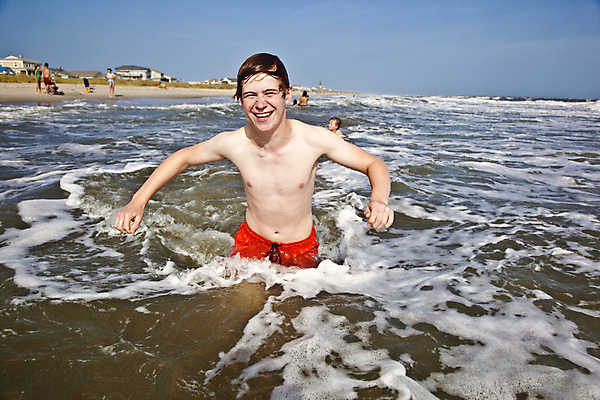 포토 JPG 해외이미지 행복 얼굴 어린이 모래 파도 바다 포즈 신체 청소년 자연 휴가 따뜻함 한명 미소 풍경 정장 소년 야외 10대 물 파란색 모래사장 햇빛 태양 갈색 맑음 수영 미국 거품 기쁨 젖음 표현 신선 선탠 피부 긍정 태평양 대서양 빨간머리 궤 소금물 옛날 해외202004 해외포토 자연요소 1 헤어스타일 옷 남자 감정 컬러 컨셉 북아메리카 날씨 표정 사람 신체부위 수상스포츠 생태계 파일형식 이미지허브