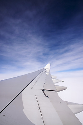 포토 JPG 해외이미지 구름 응시 산업 별 지구 여행 날개 비즈니스 창문 교통시설 유리 하늘 날씨 휴가 비행기 안테나 풍경 사람없음 내부 파란색 우주 맑음 힘 흰색 분위기 고도 항공 속도 상업 제트기 대패 해외202004 해외포토 자연요소 시선 컬러 교통 컨셉 통신 항공교통 재질 대중교통 시설 파일형식 이미지허브