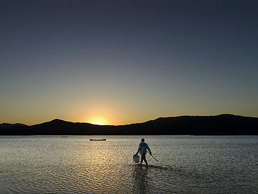 포토 JPG 해외이미지 남자 실루엣 호수 여행 오렌지 자연 하늘 낚시 휴가 산 항해 파노라마 사람 풍경 사람없음 야외 물 여름 빛 강 햇빛 태양 일출 황혼 일몰 새벽 업무 작업 보트 고독 저녁 낚시꾼 석호 광 해외202004 해외포토 자연요소 계절 감정 배_교통 과일 레저 촬영기법 노을 야간 생태계 파일형식 이미지허브