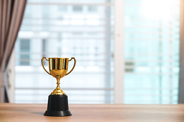 포토 JPG 해외이미지 스포츠 백그라운드 탁자 성공 사람없음 컵 금속 경쟁 흰색 축하 우승 황금 은색 대표 트로피 대회 승자 우수 챔피언 필승 해외202004 해외포토 식기 컬러 가구 컨셉 재질 최고 절기 상_우승 파일형식 이미지허브