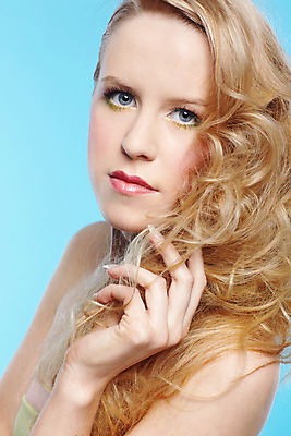 포토 JPG 해외이미지 백인 모델 라이프스타일 헤어스타일 손 응시 여자 유럽 얼굴 한명 사람 파란색 금발 유행 흰색 화려 우아함 피부 순수 피부관리 팔 해외202004 해외포토 서양인 1 시선 나라 컬러 컨셉 생활 신체부위 뷰티 파일형식 이미지허브