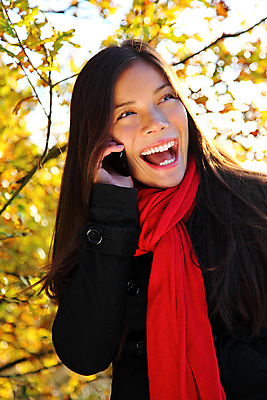 포토 JPG 해외이미지 모델 여자 행복 백그라운드 비즈니스 통신 모바일 세포 말하기 대화 한명 웃음 사람 동양인 성인 야외 스마트폰 노란색 표현 비즈니스우먼 숲 전화기 흥분 부름 섞기 셀룰러 해외202004 해외포토 1 감정 컬러 모션 표정 인종 핸드폰 스마트기기 직장인 파일형식 이미지허브