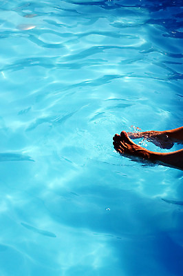 포토 JPG 해외이미지 신체 발 휴가 수영장 사람없음 신체부위 물 태양 반사 수영 수면 떨어짐 해외202004 해외포토 자연요소 컨셉 사람 수상스포츠 파일형식 이미지허브