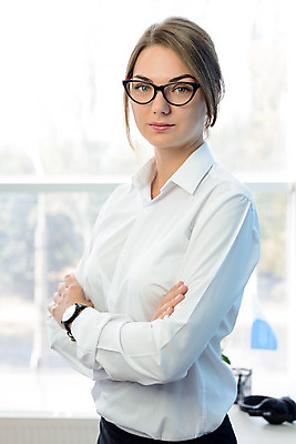 포토 JPG 해외이미지 백인 직업 1 응시 여자 행복 안경 상의 비즈니스 통신 창문 유리 설계 직장 기술 실내 대화 한명 사람 성인 금융 파란색 사무실 흰색 업무 비즈니스우먼 자신감 토론 종업원 중개인 컨설턴트 면접 문서 바쁨 전자 고용 세미나 대리인 해외202004 해외포토 서양인 시선 잡화 옷 감정 컬러 컨셉 회사 재질 말하기 내부 경제 구직 작업 직장인 전문직 상담 채용 파일형식 이미지허브