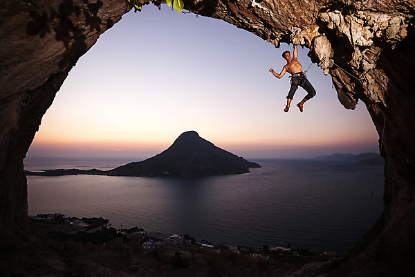 포토 JPG 해외이미지 전신 남자 바다 섬 하늘 매달리기 한명 성인 야외 앞모습 잡기 야간 암벽 암벽등반 암벽등반가 성인남자한명만 해외202004 해외포토 자연요소 1 뷰포인트 모션 사람 등산 남자한명만 성인남자만 파일형식 이미지허브