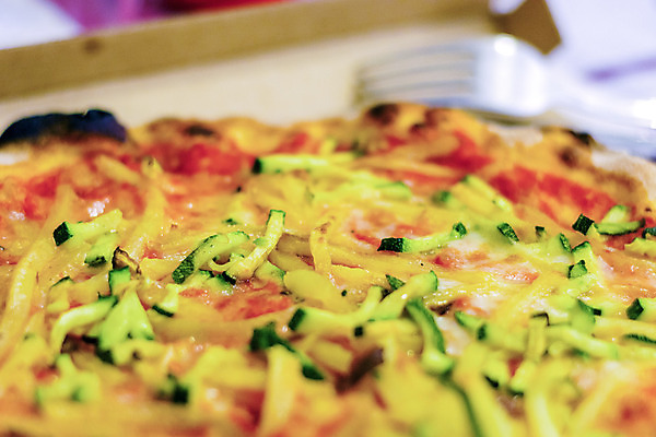 포토 JPG 해외이미지 종이 음식 조각 토마토 채소 치즈 피자 옥수수 요리 사람없음 빨간색 초록색 식당 요리사 저녁식사 이탈리아 빵집 소나무 맛 굽기 메뉴 유기농 밀가루 바질 점심식사 폭식 모짜렐라치즈 주키니 탄수화물 피자집 핸드메이드 해외202004 해외포토 나무 직업 웰빙 유럽 컬러 컨셉 유제품 곡류 패스트푸드 서양음식 상점 식사 가루 구이 파일형식 이미지허브