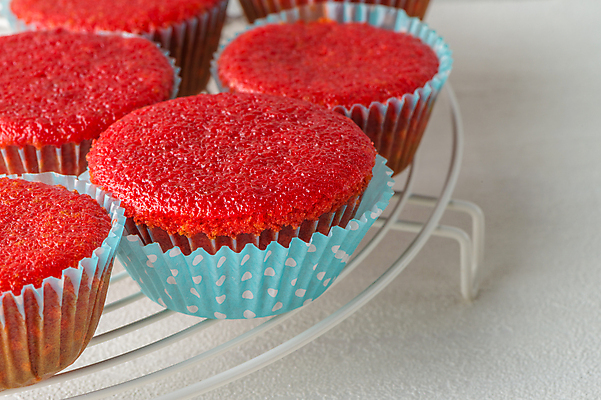 포토 JPG 해외이미지 실내 근접촬영 사람없음 컵케이크 흰배경 해외202004 식힘망 레드벨벳 해외포토 뷰포인트 백그라운드 디저트 내부 케이크 주방도구 흰색 제빵도구 파일형식 이미지허브