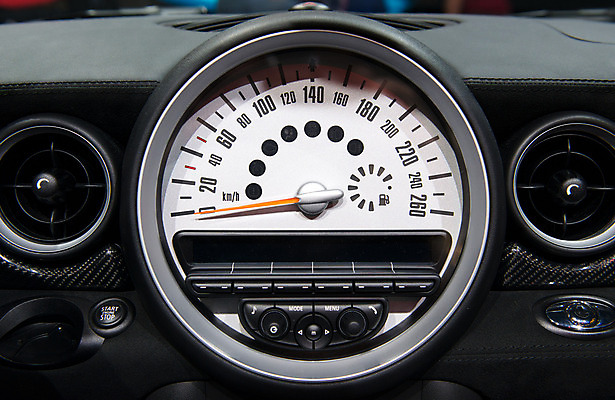 포토 JPG 해외이미지 스포츠 자동차 사람없음 검은색 어둠 장비 운전 기구 지시 속도 과속 속도계 제어 한계 해외202004 해외포토 육상교통 컬러 모션 파일형식 이미지허브