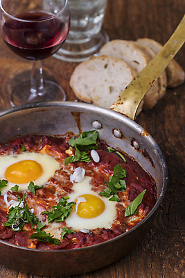 포토 JPG 해외이미지 전통 접시 음식 빵 토마토 아프리카 유리 탁자 아침 파슬리 건강 요리 사람없음 목재 빨간색 초록색 물 와인 계란 식사 튀김 시골 맛 아침식사 바게트 지중해 허브 매움 브런치 서빙 후추 노른자 점심식사 삶기 아랍어 이스라엘 해외202004 해외포토 주간 자연요소 나무 식물 식기 나라 바다 컬러 가구 컨셉 채소 재료 재질 주류 알 향신료 서아시아 파일형식 이미지허브