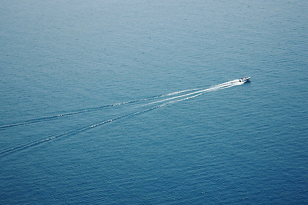 포토 JPG 해외이미지 호수 파도 바다 백그라운드 자연 휴가 사람없음 물 여름 파란색 이탈리아 보트 깊이 내려보기 해외202004 해외포토 자연요소 계절 유럽 컬러 배_교통 모션 생태계 파일형식 이미지허브