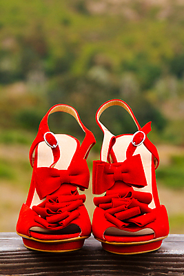 포토 JPG 해외이미지 주간 구두 신발 사람없음 야외 아웃포커스 빨간색 하이힐 오브젝트 해외202004 해외포토 자연요소 컬러 촬영기법 여성화 파일형식 이미지허브