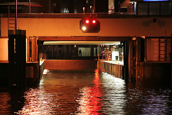 포토 JPG 해외이미지 유럽 교통시설 표면 전등 독일 사람없음 물 강 반사 항구 도시 액체 수면 야간 대문 수로 운하 포트 채널 함부르크 해외202004 해외포토 자연요소 나라 교통 조명 문 시설 파일형식 이미지허브