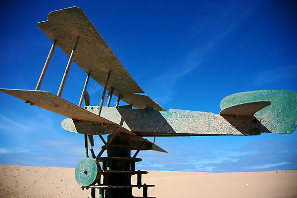 포토 JPG 해외이미지 선 조각 여행 날개 하늘 사람없음 초록색 파란색 장난감 성자 타일 항공 기념물 사하라 대패 해외202004 해외포토 종교 컬러 아프리카 사막 파일형식 이미지허브