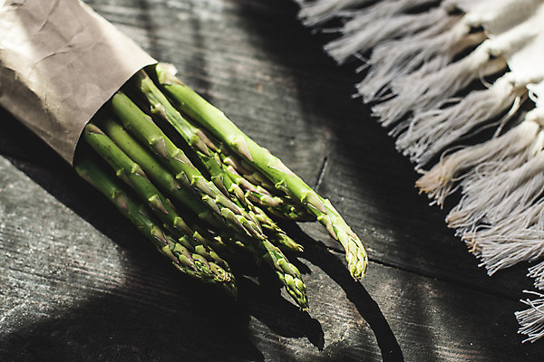 포토 JPG 해외이미지 계절 음식 백그라운드 농업 다이어트 채소 재료 탁자 건강 요리 사람없음 목재 초록색 주방 식사 어둠 봄 수확 시골 신선 다발 유기농 아스파라거스 날것 생식 채식주의자 해외202004 해외포토 나무 웰빙 산업 컬러 가구 채식 파일형식 이미지허브
