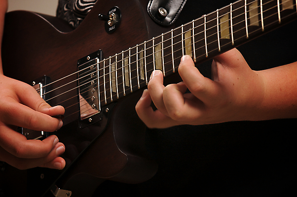 포토 JPG 해외이미지 남자 줄 음악 노래 손가락 놀이 사람없음 목재 빛 노란색 금속 검은색 어둠 힘 소리 콘서트 공연 연주자 음악가 무대 CD 기구 기타 악단 클럽 정사각형 롤 시끄러움 기타리스트 재즈 그런지 멜로디 뮤지컬 블루스 철강 팝 플레이어 스타일 해외202004 해외포토 도형 나무 직업 손 컬러 재료 재질 현악기 문화예술 사람 이벤트 파일형식 이미지허브