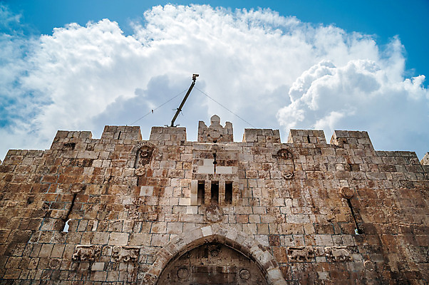 포토 JPG 해외이미지 종교 벽 여행 컨셉 건축양식 하늘 벽돌 아이디어 그림자 사람없음 건물 파란색 카메라 탑 성경 바위 도시 사찰 성 영혼 역사 보호 이슬람교 땅 보안 대문 타운 강화 랜드마크 로마인 순례 시온산 예루살렘 옛날 유태교 이스라엘 파멸 팔레스타인 해외202004 해외포토 건축물 건축 컬러 중동 종교용품 종교건축 안전 인종 전자제품 문 돌_바위 서아시아 파일형식 소멸 이미지허브