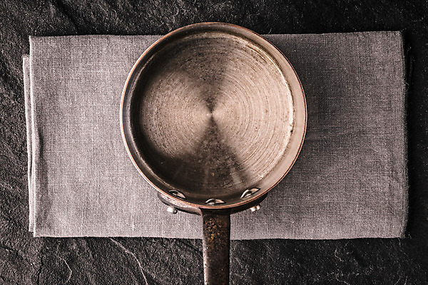 포토 JPG 해외이미지 접시 백그라운드 탁자 주방용품 손잡이 요리 사람없음 가로 금속 주방 검은색 장비 회색 수확 바위 직물 냄비 준비 냅킨 스크래치 옛날 해외202004 해외포토 식기 컬러 가구 생활용품 농업 재질 돌_바위 솥 파일형식 이미지허브