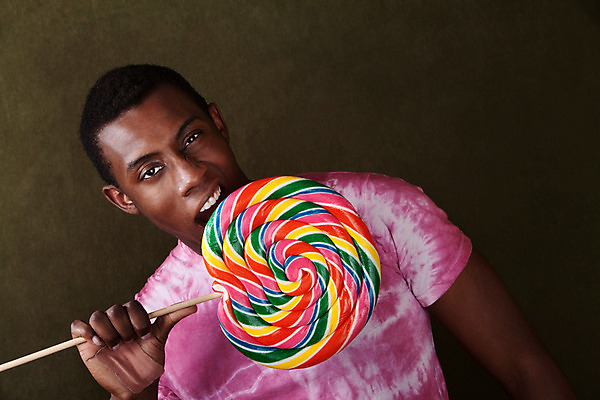 포토 JPG 해외이미지 1 남자 분홍색 흑인 막대사탕 사탕 한명 초록색 컬러풀 검은색 잡기 유머 맛 싱글 거인 토막 고립 혼자 카피스페이스 해외202004 해외포토 서양인 감정 컬러 컨셉 모션 디저트 사람 공백 파일형식 이미지허브