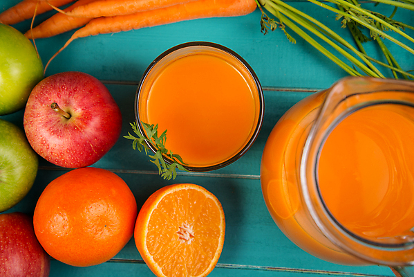 포토 JPG 해외이미지 라이프스타일 음료 음식 다이어트 채소 오렌지 재료 유리 탁자 건강 사람없음 목재 주방 주스 당근 신선 사과 다발 준비 유기농 건강식 내추럴 딜 숙성 스무디 핸드메이드 디톡스 해외202004 해외포토 나무 웰빙 가구 과일 재질 뿌리채소 생활 파일형식 이미지허브