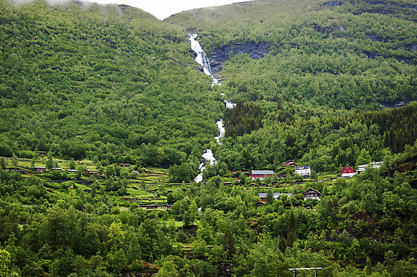포토 JPG 해외이미지 구름 여행 자연 산 주택 노르웨이 풍경 사람없음 야외 가로 물 강 농장 침묵 폭포 언덕 지역 북쪽 절정 로키산맥 해외202004 해외포토 자연요소 유럽 농업 건물 소리 방향 생태계 파일형식 이미지허브