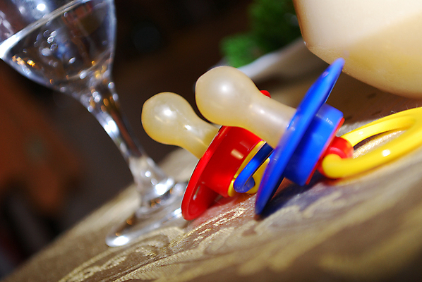 포토 JPG 해외이미지 잔 실내 근접촬영 사람없음 아웃포커스 아기용품 노리개젖꼭지 해외202004 해외포토 식기 뷰포인트 촬영기법 내부 오브젝트 파일형식 이미지허브