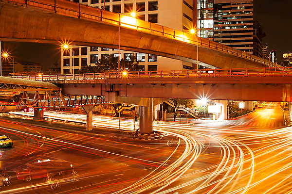 포토 JPG 해외이미지 도로 길 거리 사람없음 건물 빛 도시풍경 검은색 도시 고속도로 도심 야간 방콕 그만 해외202004 해외포토 자연요소 건축물 컬러 교통시설 태국 풍경 파일형식 이미지허브