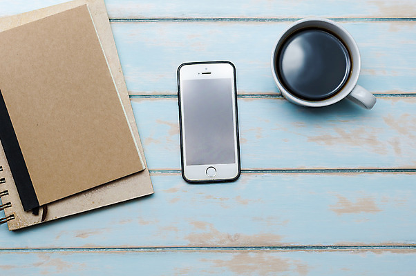 포토 JPG 해외이미지 템플릿 디자인 교육 커피 백그라운드 비즈니스 탁자 휴식 사람없음 목재 책 컵 파란색 스마트폰 핸드폰 다이어리 검은색 공백 덮개 흰색 오브젝트 질감 페이지 해외202004 해외포토 나무 식기 음료 컬러 가구 컨셉 재료 전자제품 스마트기기 사무용품 뚜껑 파일형식 이미지허브