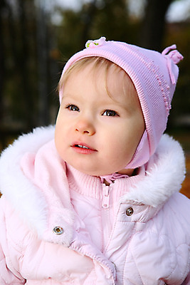 포토 JPG 해외이미지 백인 1 응시 공원 여자 딸 행복 얼굴 어린이 잎 장난 자연 한명 사람 야외 기쁨 아기 작음 유일 해외202004 해외포토 서양인 식물 시선 공공시설 감정 가족 신체부위 크기 생태계 파일형식 이미지허브