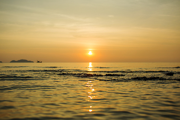 포토 JPG 해외이미지 구름 실루엣 파도 바다 섬 여행 자연 하늘 전등 산 풍경 사람없음 파란색 빛 태양 반사 노란색 맑음 검은색 일몰 흰색 시간 보트 작음 장면 스카이라인 내추럴 순간 혼자 해외202004 해외포토 자연요소 컬러 배_교통 날씨 조명 촬영기법 노을 크기 생태계 파일형식 이미지허브