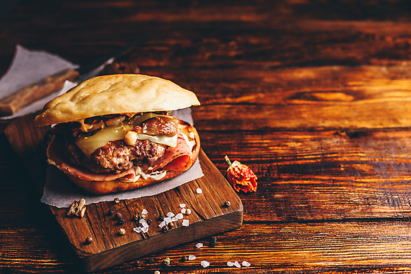 포토 JPG 해외이미지 패스트푸드 실내 사람없음 햄버거 향신료 소금 나무도마 나무탁자 수제햄버거 통후추 카피스페이스 종이호일 해외202004 해외포토 탁자 도마 내부 목재 공백 인스턴트 후추 향미료 파일형식 이미지허브