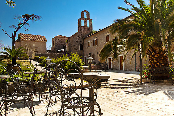 포토 JPG 해외이미지 주간 나무 전통 외관 유럽 여행 패턴 의자 건축양식 탁자 하늘 휴가 거리 주택 손바닥 풍경 사람없음 야외 건물 여름 파란색 교회 여행객 평화 침묵 바위 역사 정사각형 타운 동쪽 몬테네그로 발칸반도 부드바 옛날 해외202004 해외포토 자연요소 도형 식물 건축물 손 계절 건축 나라 컬러 가구 컨셉 무늬 종교건축 사람 소리 돌_바위 도시 방향 파일형식 이미지허브