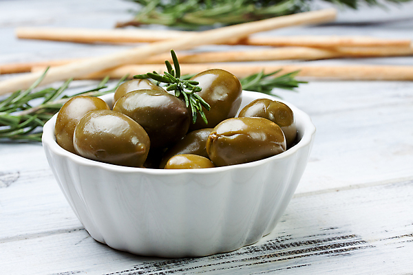 포토 JPG 해외이미지 음식 과일 재료 요리 사람없음 목재 초록색 이탈리아 나뭇가지 사발 스페인 지중해 올리브 로즈메리 채식주의자 해외202004 해외포토 나무 열매 유럽 바다 컬러 사기그릇 허브 채식 파일형식 이미지허브