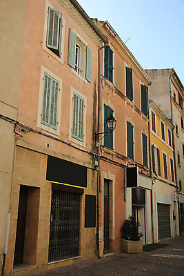 포토 JPG 해외이미지 외관 문화 벽 건축양식 창문 거리 주택 사람없음 초록색 파란색 갈색 노란색 문 마을 프랑스 흰색 도시 지중해 남쪽 셔터 프랑스어 옛날 프로방스 해외202004 해외포토 문자 건축 유럽 바다 컬러 건물 방향 파일형식 이미지허브