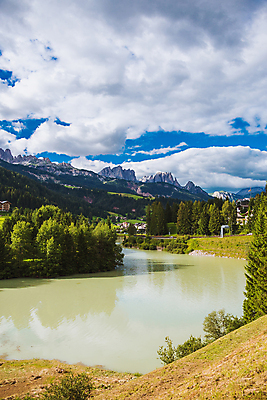 포토 JPG 해외이미지 나무 구름 유럽 호수 여행 백그라운드 자연 하늘 휴가 산 주택 풍경 사람없음 야외 목재 초록색 여름 파란색 강 마을 맑음 놀람 이탈리아 하이킹 시골 숲 알프스 남쪽 절정 해외202004 해외포토 자연요소 식물 계절 감정 나라 컬러 재료 레저 날씨 표정 건물 방향 생태계 파일형식 이미지허브