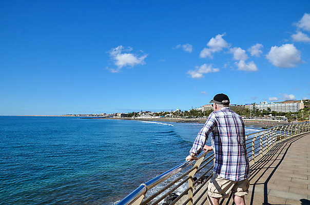 포토 JPG 해외이미지 응시 유럽 할머니 모래 바다 섬 여행 하늘 휴가 한명 사람 풍경 여름 파란색 태양 여행객 산책로 관찰 스페인 대서양 스페인어 해외202004 해외포토 자연요소 1 시선 계절 여자 노년 나라 길 컬러 모션 파일형식 이미지허브